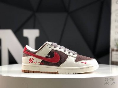 310 公司级带半码耐克 Nike Dunk Low 复古板鞋，尽情迈步，彰显个性风采。采用牛柔软皮革鞋面，经久耐穿，塑就如元年款 Dunk 般的复古质感。鞋头