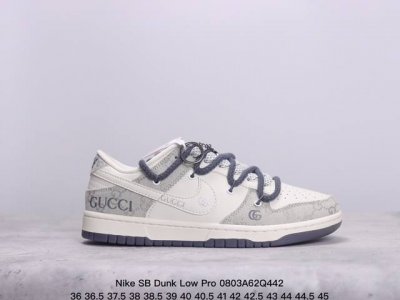 耐克 Nike Sb Dunk Low Pro 复古低帮休闲运动滑板板鞋。采用脚感柔软舒适zoomair气垫，有效吸收滑板等极限运动在落地时带来的冲击力，为街头