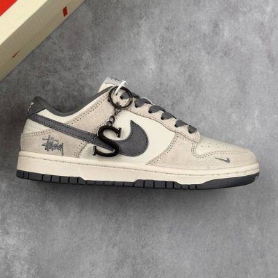本地 核心私 Stussy X Nk Sb Dunk Low 斯图西联名-米灰猪八 周年高端定制 低帮休闲板鞋 #Stussy是源于美国的潮流品牌，音译为斯图西