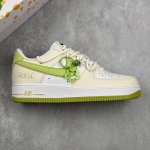本地 核心私 Nike Air Force 1'07 Low 春日心动 空军一号低帮休闲板鞋 #设计风格清新且富有活力，鞋面以米色为主色调，搭配绿色的细节装饰，