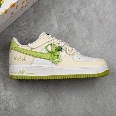 本地 核心私 Nike Air Force 1'07 Low 春日心动 空军一号低帮休闲板鞋 #设计风格清新且富有活力，鞋面以米色为主色调，搭配绿色的细节装饰，