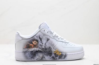 真标耐克Nike Air Force 1“07空军一号低帮百搭休闲运动板鞋。柔软、弹性十足的缓震性能和出色的中底设计，横跨复古与现代的外型结合，造就出风靡全球三