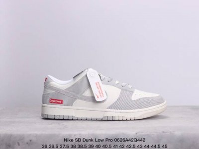 耐克nike Sb Dunk Low Pro 复古低帮 真标 休闲运动滑板板鞋。采用脚感柔软舒适zoomair气垫，有效吸收滑板等极限运动在落地时带来的冲击力，