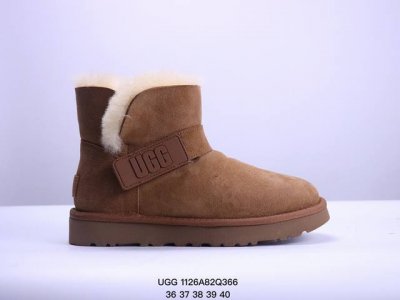 Ugg 厚底 小红书爆款 羊绒鞋垫 冬季保暖外出 家居都是很适合的选择 进年uug推出款式系列 局部偏向年轻消费者喜好 也走到时尚潮流穿搭的前沿 鞋身材质ugg