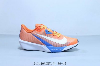 耐克 Nike Zoom 马拉松高端竞速跑步鞋。特高弹性双层Md搭配碳纤维组合鞋底，轻盈缓震， 鞋面采用工程网眼设计 为特定高热区域营造出色透气性 进一步增加鞋