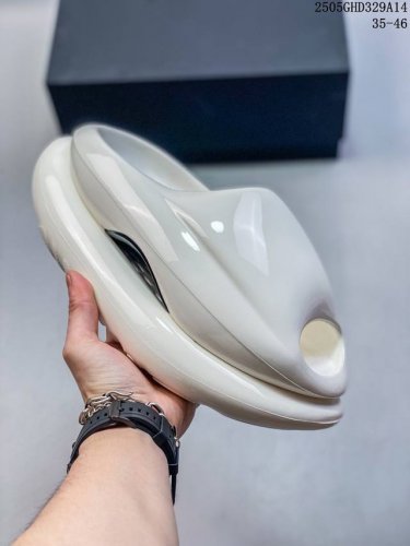 xvessel 鲸碳号 碳纤科技 防滑耐磨一字拖鞋 男女同款 微翘式鞋头设计，响应灵活。采用经典鞋型，融入全新细节点缀，整体简约且富有质感。鞋底耐磨材质搭配丰富