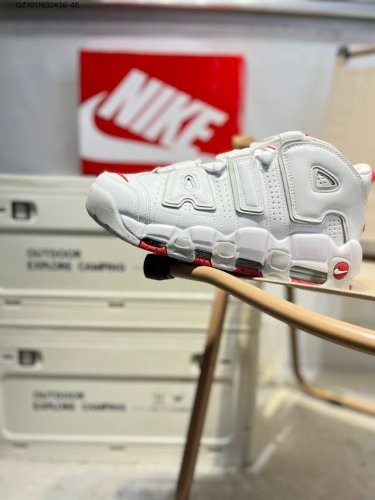 nk Air More Uptempo 96 Slide 皮蓬 以流行于街头的涂鸦文化为设计灵感 整体的设计风格夸张而充满魅力 厚实而充满质感的皮质鞋面两侧印刻