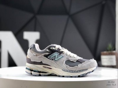 160 真标带半码New Balance 2002R 沿袭了面世之初的经典科技，以 Encap 中底配以升级版 N-Ergy 缓震物料。鞋面则采用特色的柔软麂皮