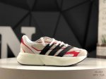 170 Adidas Lightblaze 舒适防滑 新款阿迪达斯低帮跑步鞋 极致轻盈的Lightweight Upper设计 带来近乎裸足的舒适体验 中底采用