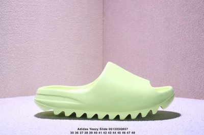 west X Adidas Yeezy Slide Glow Green 椰子户外风格沙滩涉水百搭运动穿搭拖鞋拖鞋 Yeezy Slide 采用 Eva 泡棉以