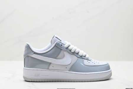 公司级耐克Nike Air Force 1“07 Lv8空军一号低帮百搭休闲运动板鞋。柔软、弹性十足的缓震性能和出色的中底设计，横跨复古与现代的外结合，造就出风 - 点击图像关闭