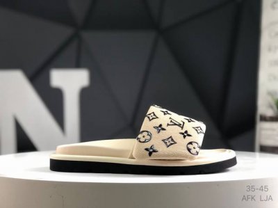 lv 情侣款专柜主打最新款牛仔 拖鞋 硬货上新 代购级别！高级感十足！国内外博主刷爆的一款，复古又时髦 上脚美炸了！官网主推款 鞋面：高定制牛仔印花布料 内里: