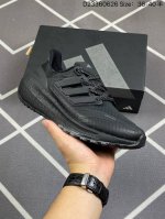 公司级阿迪达斯adidas Ultraboost Light 全掌爆米花休闲运动跑鞋。采用网材搭配反光皮革鞋面，配上stretchweb网格外底和boost中底