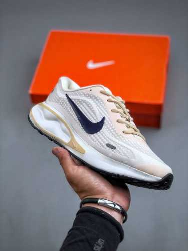 Nike Joerney Run 轻盈跑鞋这双耐克新出的公路跑鞋适合日常公园散步公路跑步的新手，外观看起来比较宽大厚实，中底加厚了泡棉更加舒服，走路的每一步都有