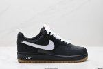真标耐克Nike Air Force 1“07空军一号低帮百搭休闲运动板鞋。柔软、弹性十足的缓震性能和出色的中底设计，横跨复古与现代的外型结合，造就出风靡全球三