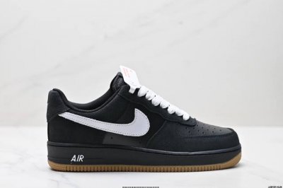 真标耐克Nike Air Force 1“07空军一号低帮百搭休闲运动板鞋。柔软、弹性十足的缓震性能和出色的中底设计，横跨复古与现代的外型结合，造就出风靡全球三