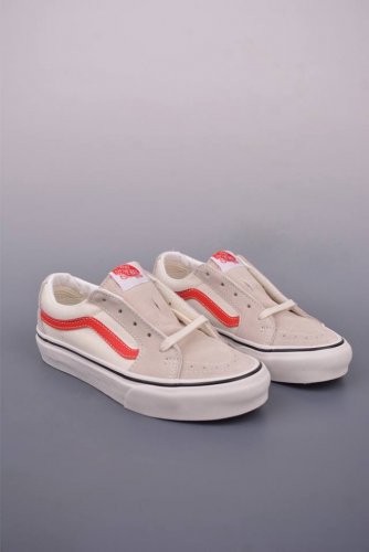 vans Sk8-Low 白红条 全新一代 低帮硫化帆布鞋 该鞋款以白红拼接勾勒出整体造型效果 米白帆布鞋面打造整体鞋身 以Sk8-Low鞋身为蓝本 风格极具辨