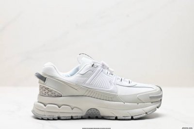 公司级耐克Nike Zoom Vomero Roam 马拉松复古跑五代休闲运动慢跑鞋 采用环保纤维革饰片组合网眼布鞋面材质 升级正确后跟Tpu加固 耐弯折热塑框