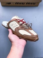 公司级！Miu Miu X New Balance 530 Mules 穆勒鞋 全新亮相的 薄底半托 在造型方面基本延续了前代 完全体 Miu Miu X Nb