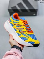公司级adidas Adizero Aruku 全新跑鞋 浮现网络 以永动机为灵感的前卫造型 现代感十足的鞋面线条勾勒 格外引人注目 搭配丰沛的全新 Swirl