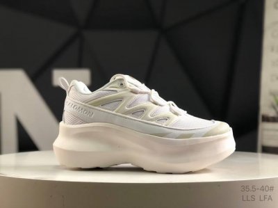 cdg X Salomon 萨洛蒙 联名款Xt-6 系列 增高厚底休闲运动鞋 黑 白 联名鞋款依旧是黑白简约配色，鞋身上的品牌字样也体现出极简主义的设计风格 搭