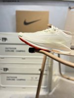 180 Nike Pegasus Trail 5轻盈舒适低帮 Nike Reactx 泡沫跑步鞋，设计时尚，颜色搭配亮眼，上脚效果非常吸睛。材质轻便，透气性也很