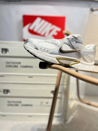 nike V5 Rnr 舒适百搭防滑耐磨 低帮跑步鞋 舒适有型适合日常穿着该鞋款延续千禧年经典设计搭载泡绵中底厚实而轻盈匠心细节巧搭立体耐克勾标志焕新演绎复古跑