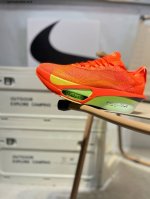 nike Air Zoom Alphafly Next% 整体采用前作的设计语言，并且对后者的细节进行升级，马拉松和长距离路跑的性能极限设计而生Fd8311 Q