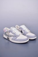 Fragment X Travis Scott X Dior Air Jordan 1 Low 三方联名倒钩 全新的三方联名低帮倒钩鞋面延续了黑脚趾设计，整双鞋