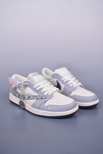 Fragment X Travis Scott X Dior Air Jordan 1 Low 三方联名倒钩 全新的三方联名低帮倒钩鞋面延续了黑脚趾设计，整双鞋
