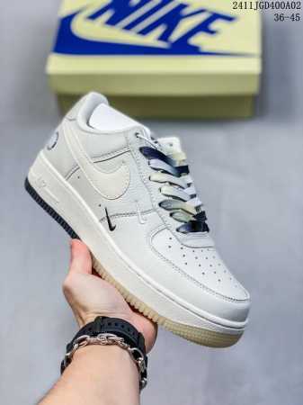 公司级带半码耐克Nike AIR FORCE 7 空军一号低帮百搭休闲运动板鞋。柔软、弹性十足的缓震性能和出色的中底设计，横跨复古与现代的外型结合，造就出风靡全 - 点击图像关闭