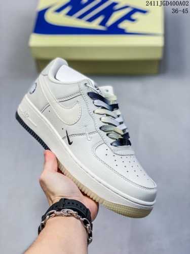 公司级带半码耐克Nike AIR FORCE 7 空军一号低帮百搭休闲运动板鞋。柔软、弹性十足的缓震性能和出色的中底设计，横跨复古与现代的外型结合，造就出风靡全