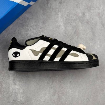 本地 核心私 公司级阿迪达斯 Adidas Superstar 82 三叶草经典贝壳头系列 新款休闲板鞋潮流运动鞋 鞋面柔软皮革材质 标志性的贝壳鞋头，锯齿三条