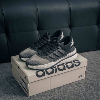 核心私 Adidas X_plrboost 款 爆米花跑鞋 全新跑鞋 爆米花针织鞋面休闲运动慢跑鞋。依旧采用了针织鞋面的设计，但是鞋面的设计语言却并不单调。半透