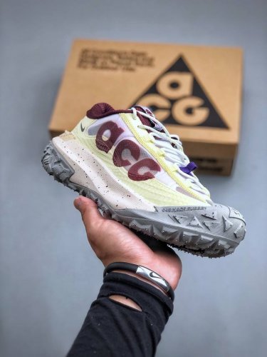Nk Acg Mountain Fly 2 Low Se 复古潮流户外登山鞋防水慢跑鞋 椰奶色 Hf5700-121 全新来袭 该款沿袭前代高帮版型的设计传统