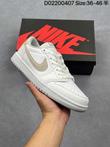 乔丹一代 Air Jordan 1 乔1 Aj1运动鞋复古休闲篮球鞋 低帮设计，提高了与足部的贴合度，给人不一样的穿着体验。鞋底的平稳支撑，让你在运动中随意冲刺