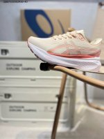 Asics Gel-Kayano 30亚瑟士经典跑鞋 如今机能风和户外风吹得正劲，便是主打“Urban Outdoor机能越野风格”，城市和户外场景都能轻松应对