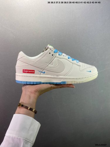 公司级Supreme X Nike Dunk Low 双拼卡其 此款主张打破传统的工业化流水线设计限制，以Made By Ideas的超级创意为理念，集结众多潮