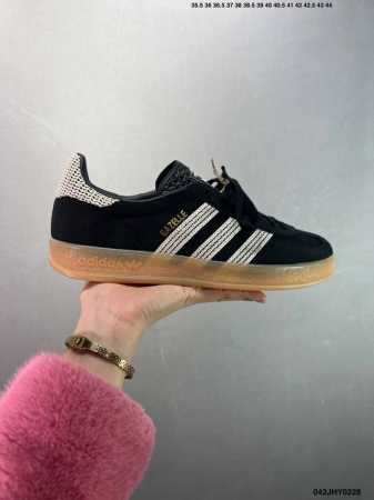 公司级阿迪达斯Adidas Originals Gazelle+1 三叶草复古防滑耐磨低帮板鞋 鞋款采用柔软的绒面革和耐用的皮革衬里融合在橡胶上！ 货号：Ig2 - 点击图像关闭