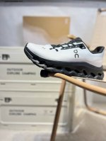 昂跑 On Cloudnova Flux 男女款同款轻量舒适款运动鞋 透气缓震跑步鞋。Cloudnova家族的全新成员:Cloudnovaflux,流畅的时尚外