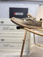 ecco爱步男鞋轻便透气舒适耐穿 亲肤吸汗舒适内里 防滑防磨 持久干爽 简约粗绳系带 穿脱更加方便 柔韧防滑大底 鞋底立体凹槽 凹凸花纹加持 增强防滑减震性能