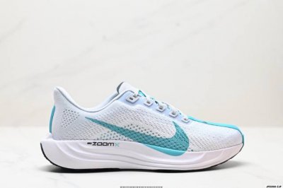 公司级升级原楦原纸版数据开发 采用弹性 Flyknit 飞织鞋面材质 内里嵌入定型海绵 全掌型 Zoomx 泡绵中底 外置防滑耐磨橡胶底片竞训神鞋飞马Plus回