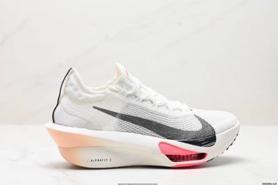 公司级新品发布 Nike Air Zoom Alphafly Next%3 整体采用前作的设计语言，并且对后者的细节进行升级，马拉松和长距离路跑的性能极限设计而