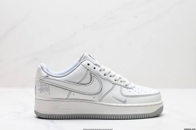真标耐克nike Air Force 7空军一号低帮百搭休闲运动板鞋。柔软、弹性十足的缓震性能和出色的中底设计，横跨复古与现代的外型结合，造就出风靡全球三十多年