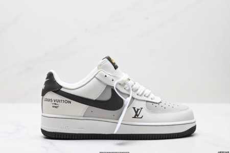 真标耐克Nike Air Force 1“07空军一号低帮百搭休闲运动板鞋。柔软、弹性十足的缓震性能和出色的中底设计，横跨复古与现代的外型结合，造就出风靡全球三 - 点击图像关闭