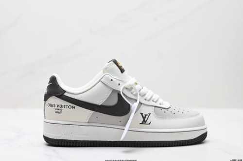 真标耐克Nike Air Force 1“07空军一号低帮百搭休闲运动板鞋。柔软、弹性十足的缓震性能和出色的中底设计，横跨复古与现代的外型结合，造就出风靡全球三