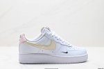 真标耐克Nike Air Force 1“07空军一号低帮百搭休闲运动板鞋。柔软、弹性十足的缓震性能和出色的中底设计，横跨复古与现代的外型结合，造就出风靡全球三