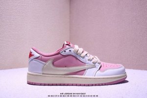 乔丹一代 Air Jordan 1 乔1 低帮Aj1倒勾系列 运动鞋复古休闲篮球鞋 提高了与足部的贴合度，给人不一样的穿着体验。鞋底的平稳支撑，让你在运动中随意