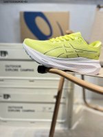 Asics Gel-Kayano 30亚瑟士经典跑鞋 如今机能风和户外风吹得正劲，便是主打“Urban Outdoor机能越野风格”，城市和户外场景都能轻松应对
