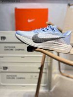 升级原楦原纸版数据开发 采用弹性 Flyknit 飞织鞋面材质 内里嵌入定型海绵 全掌型 Zoomx 泡绵中底 外置防滑耐磨橡胶底片竞训神鞋飞马Plus回归,耐